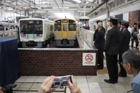 珍しい? 西武8000系が西武新宿に入線---元小田急車が5月31日に定期運行開始 画像