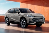 MGの小型SUV『HS』、ハイブリッド2モデルを英国投入…燃費18.2km/リットル 画像