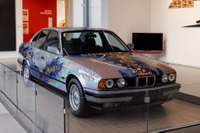 日本画家・加山又造のアートカーも、スロバキアにBMWの名車3台が集結 画像