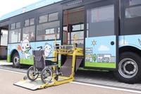 EVモーターズ・ジャパン、国内初のリフト付きスクールバス納入…北九州市特別支援学校で運行開始 画像