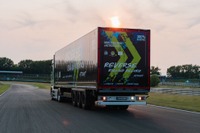 「124.7kmをバック走」でギネス世界新記録! メルセデスベンツの新型トラックで 画像