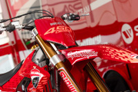 「しっかりドゥカティ感」ブランド初の“強烈”モトクロス専用車『Desmo450 MX』に熱視線! 画像