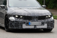 ついに「BMW M3」が電気で走る! 4モーターを収める肉厚フェンダーが露出 画像