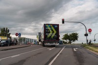 メルセデスベンツの新型電動トラック、今度は公道で30kmバック走行に成功 画像