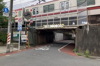 制限高さ1.85mの低いガード、元は道路ではなかった?…南千住~北千住 画像