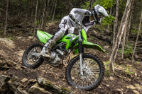 カワサキの人気オフロード車『KLX230R』、一軸バランサー追加で扱いやすさ向上! 2026年モデル発表 画像