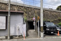 車幅制限はないのかッ? 制限高さ1.9mの低いガード…京浜急行・井土ヶ谷 画像