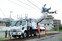 名称が『ZIZAI』に決定、インタラクティブ操作の多機能鉄道重機 画像