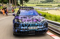 ポルシェ『カイエンEV』がSUV最速に、英ヒルクライムでプロトタイプが新記録樹立 画像