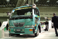 【東京ショー2002速報】新しいマークのお披露目です---日産ディーゼル 画像