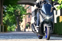 【ヤマハ NMAX 試乗】デザインは「超人バロム・1」!? ドイツ車的な重厚さを増した走りの心地よさ…伊丹孝裕 画像