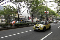 手放し運転? MINIコンバーチブル が50歳の誕生日にデモ走行 画像
