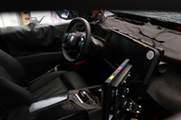 次期BMW『X5』の車内を激写! メーターパネル廃止、全く新しいパノラミックiDriveディスプレイを搭載 画像