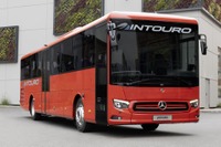 メルセデスベンツ、新型電動バス『eIntouro』世界初公開へ…バスワールドヨーロッパ2025 画像