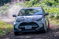 トヨタ『ヤリス』のアートカー、北海道TGRラリーに出走…作品モチーフのカー用品発売へ 画像