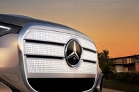 電動時代のベンツはついに「グリルが光る」！ 9月発表の新型『GLC』から新デザインに 画像