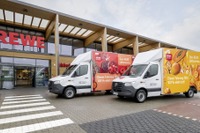 メルセデスベンツの電動商用車『eスプリンター』、独食品小売大手REWEに64台納車 画像