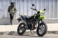 カワサキ『KLX230SM』、新カラーとスマホアプリ対応で9月15日発売…63万8000円 画像