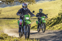 カワサキの定番オフ車『KLX230』が2026年モデルに、目玉は新カラー&スマホ連携 画像