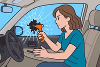 逃げろ!! そのとき使う「緊急脱出用ハンマー」とは？ どう使う？ 画像