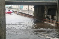 豪雨時のアンダーパス通行は危険　水圧・電装故障・車両浮上で脱出困難に 画像