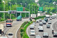お盆期間の高速道路渋滞、昨夏よりも大幅減少、鉄道・空の利用客は増加［新聞ウォッチ］ 画像