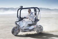 BMW、ケージ構造でヘルメット不要の電動スクーター『ビジョンCE』発表へ…IAAモビリティ2025 画像