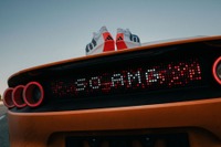 メルセデスAMGとアディダス、スーパーEVとマラソンで世界記録樹立…限定ランニングシューズ発売へ 画像