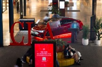 EVになったメルセデスベンツ『CLA』新型、英ロンドンのランドマーク「バタシー発電所」に登場 画像