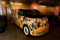 VWの電動ミニバン『ID.Buzz』がアートカーに、米アパレルブランドの新作発表会に登場 画像