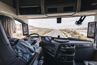 ボルボトラック、居眠り運転検知システムを大幅強化 アイトラッキングカメラで安全性向上 画像