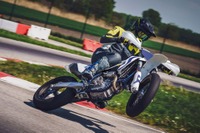 ハスクバーナのスーパーモト『FS 450』が2026年モデルに、燃料噴射設定変更で静粛性アップ 画像