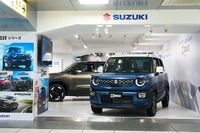 スズキ『クロスビー』改良新型、新幹線浜松駅コンコースに展示開始…『eビターラ』と揃い踏み 画像