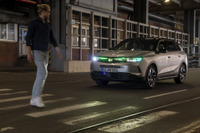 オペル、新照明技術発表…自動運転時の歩行者とのコミュニケーション機能搭載 画像