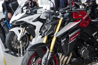 初公開「赤のS」と「白のGT」で『GSX-R』40周年を祝福！ スズキ工場にファン集結、MotoGPマシン「最後の咆哮」も
