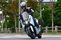 【ヤマハ NMAX155 試乗】「シフトボタン」でテンション爆上げ！電子制御CVTによる新感覚の走りとは…伊丹孝裕