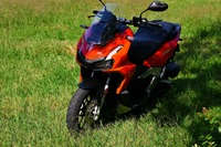 【ホンダ ADV160 試乗】彩りとわくわく感あふれる「アドベンチャー」スクーター…伊丹孝裕 画像