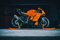 KTM、高性能スーパースポーツ『990 RC R』の2026年モデルを発表 画像