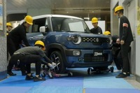 どうやって駅構内に運んだ?『クロスビー』改良新型のJR浜松駅搬入の裏側をスズキが公開 画像