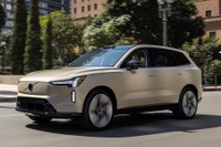 ボルボ『EX90』、800V急速充電対応と670馬力の最強モデル追加…米2026年型 画像