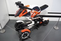 F1ドライバー角田裕毅モデルの3輪電動バイク「Sparrow Tsunoda Edition」初公開…ジャパンモビリティショー2025 画像