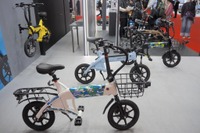 電動サイクル「NFR-01」、ファミマコラボ第2弾の「ブルー×グリーン」展示…ジャパンモビリティショー2025 画像