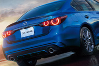 日産『スカイライン』最後の改良か？ 限定400Rも登場、「湾岸ブルーかっこいい！」「買うなら急いで」など注目の的に 画像