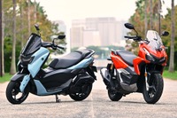 スクーターに求めるのは日常か、非日常か？ “個性つよつよ”な2台、ヤマハ『NMAX155』とホンダ『ADV160』を徹底比較！ 画像