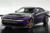 550馬力のマッスルカー『チャージャー』新型を純正用品でカスタム、カーボンパーツで攻撃的に…SEMA 2025 画像