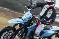 【スズキ DR-Z4SM 試乗】「もはや反則級！」身軽なのに超パワフル、オールマイティな“戦闘力”に唸る…青木タカオ 画像