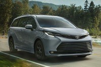 米トヨタのミニバン『シエナ』、新色「ヘビーメタル」と新装備採用…約620万円から 画像