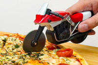 スズキ KATANA 型ピザカッターに新色レッド登場！ 限定1000個 画像