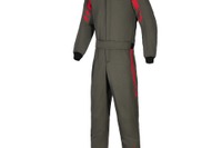 アルパインスターズ、4輪競技向けレーシングスーツなど2026年ラインナップが発売 画像