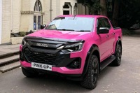 いすゞ『D-Max』、1台限りのピンク仕様が英国に登場…乳がん撲滅に向けた研究を支援 画像